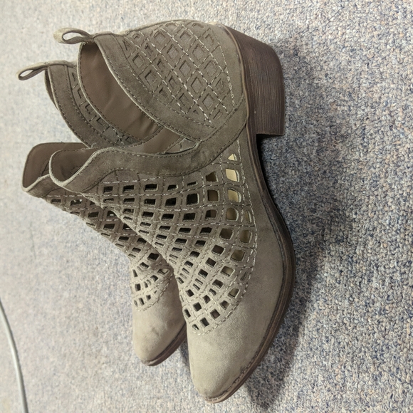 Shoes - Picture 3 of 5